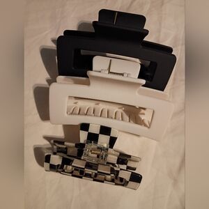 New and Unused Ladies/Girls Black and White Hair Claw Clips Set